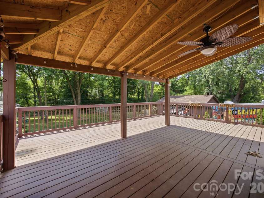 6727 Glenmoor Drive, Charlotte, NC 28214.  MLS# CAR4383760, YatesRealty ID 25943. 