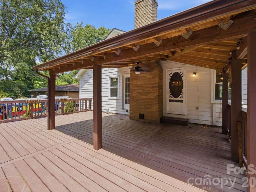 6727 Glenmoor Drive, Charlotte, NC 28214.  MLS# CAR4383760, YatesRealty ID 25943. 