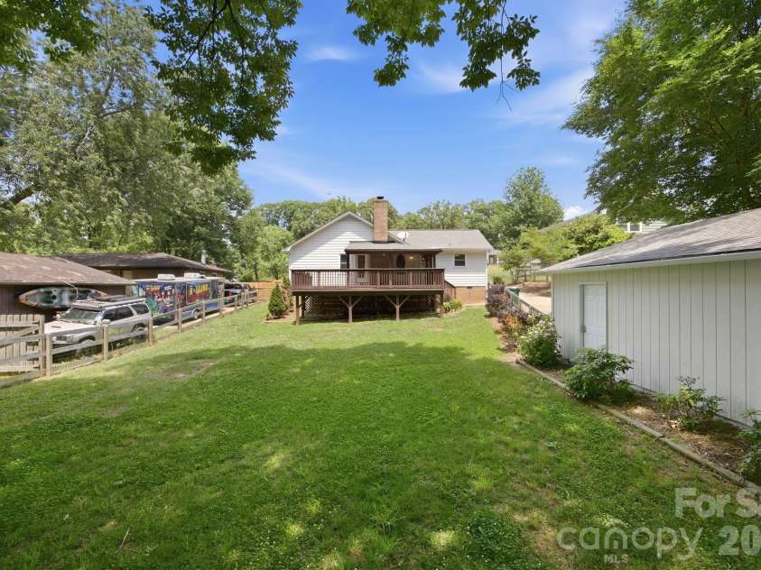 6727 Glenmoor Drive, Charlotte, NC 28214.  MLS# CAR4383760, YatesRealty ID 25943. 