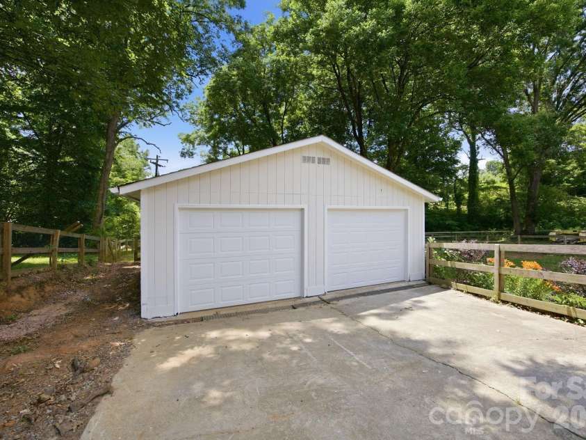 6727 Glenmoor Drive, Charlotte, NC 28214.  MLS# CAR4383760, YatesRealty ID 25943. 