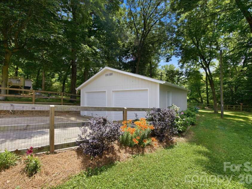 6727 Glenmoor Drive, Charlotte, NC 28214.  MLS# CAR4383760, YatesRealty ID 25943. 