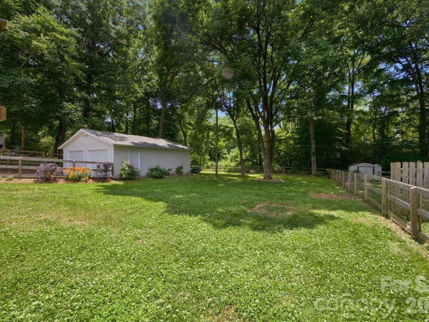 6727 Glenmoor Drive, Charlotte, NC 28214.  MLS# CAR4383760, YatesRealty ID 25943. 