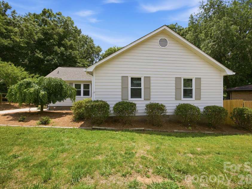 6727 Glenmoor Drive, Charlotte, NC 28214.  MLS# CAR4383760, YatesRealty ID 25943. 