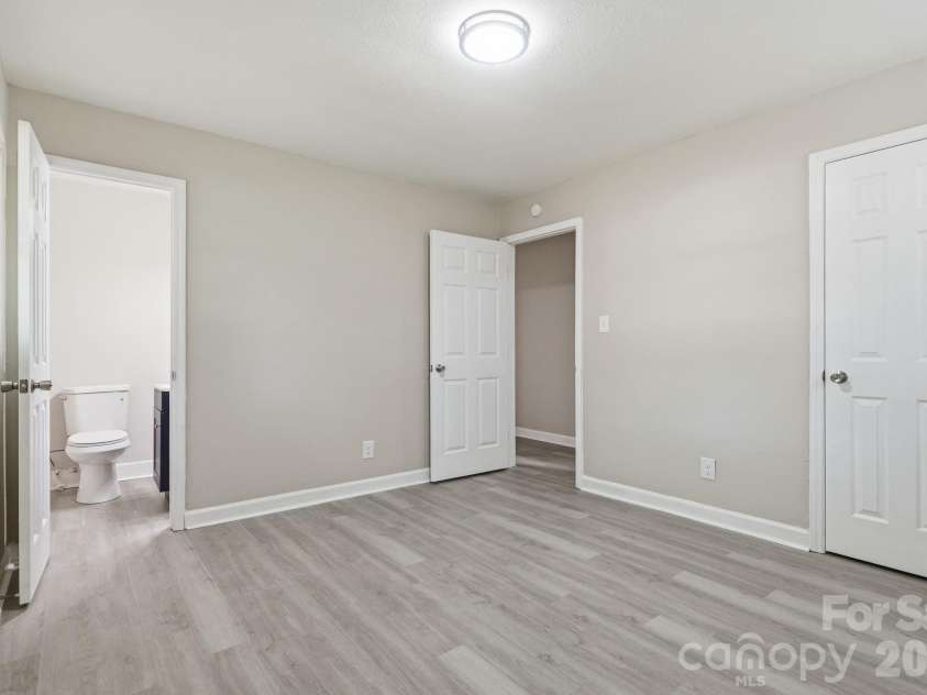 810 Echo Glen Road, Charlotte, NC 28213.  MLS# CAR4386453, YatesRealty ID 25944. Second shot of the third bedroom; conveniently includes en suite half bath.
