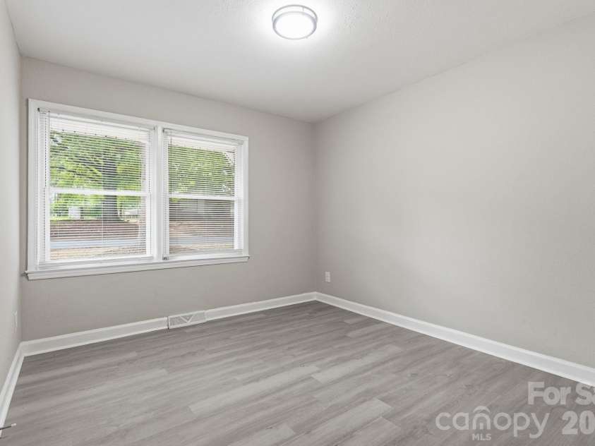 810 Echo Glen Road, Charlotte, NC 28213.  MLS# CAR4386453, YatesRealty ID 25944. Walking into the first bedroom.