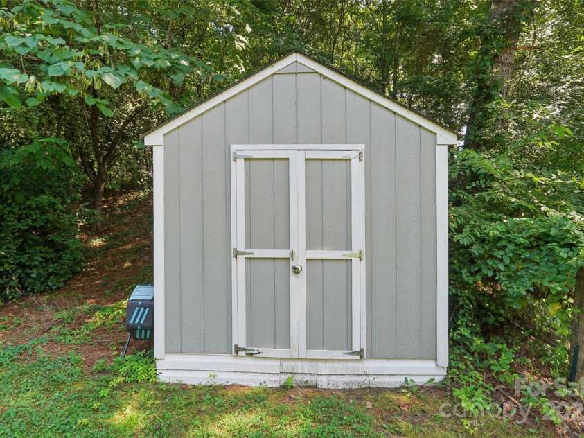 8814 Beaver Creek Drive, Charlotte, NC 28269.  MLS# CAR4211490, YatesRealty ID 25944. 