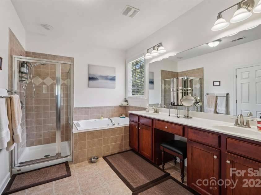 8814 Beaver Creek Drive, Charlotte, NC 28269.  MLS# CAR4211490, YatesRealty ID 25944. Primary Bath