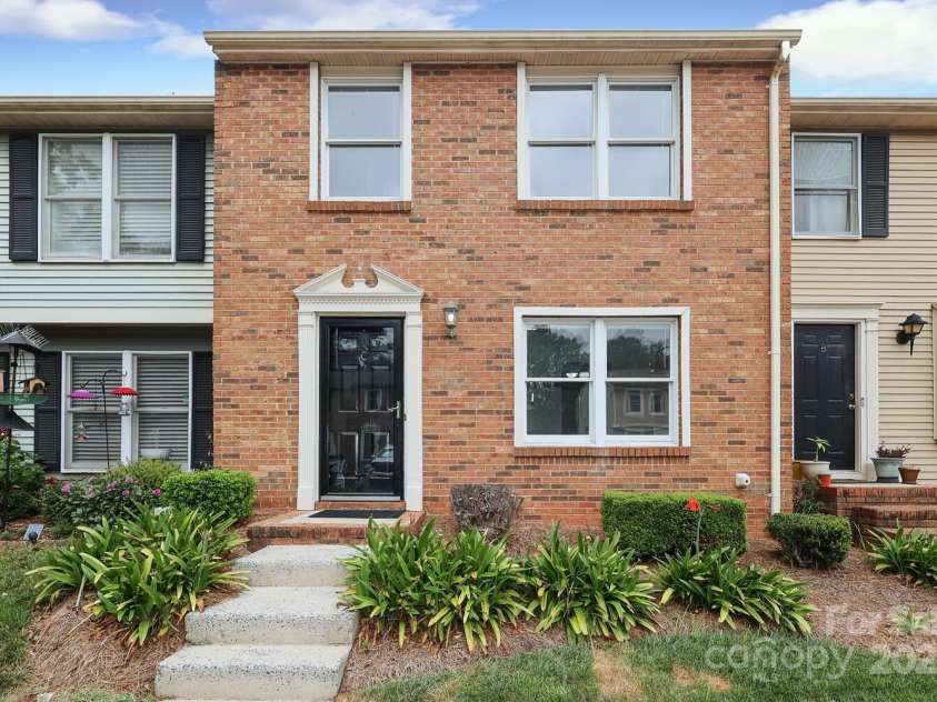 9403 Lexington Circle, Charlotte, NC 28213.  MLS# CAR4280775, YatesRealty ID 25945. 