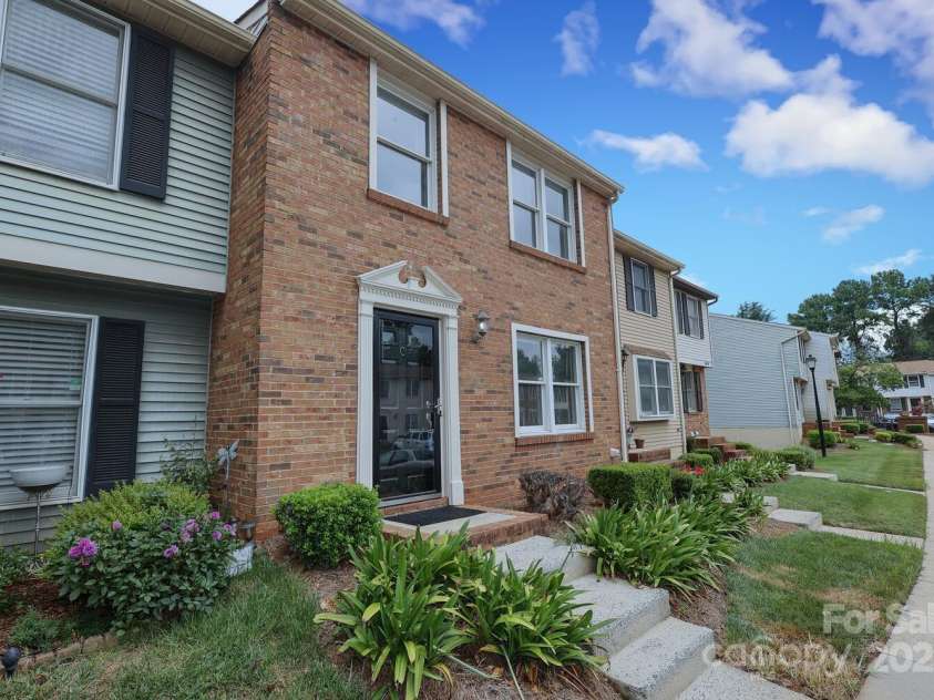 9403 Lexington Circle, Charlotte, NC 28213.  MLS# CAR4280775, YatesRealty ID 25945. 