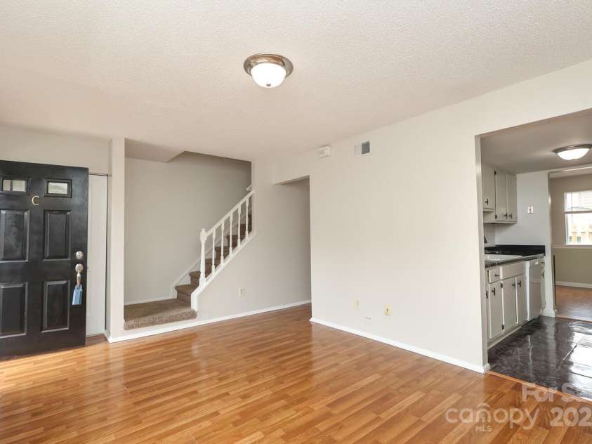 9403 Lexington Circle, Charlotte, NC 28213.  MLS# CAR4280775, YatesRealty ID 25945. 