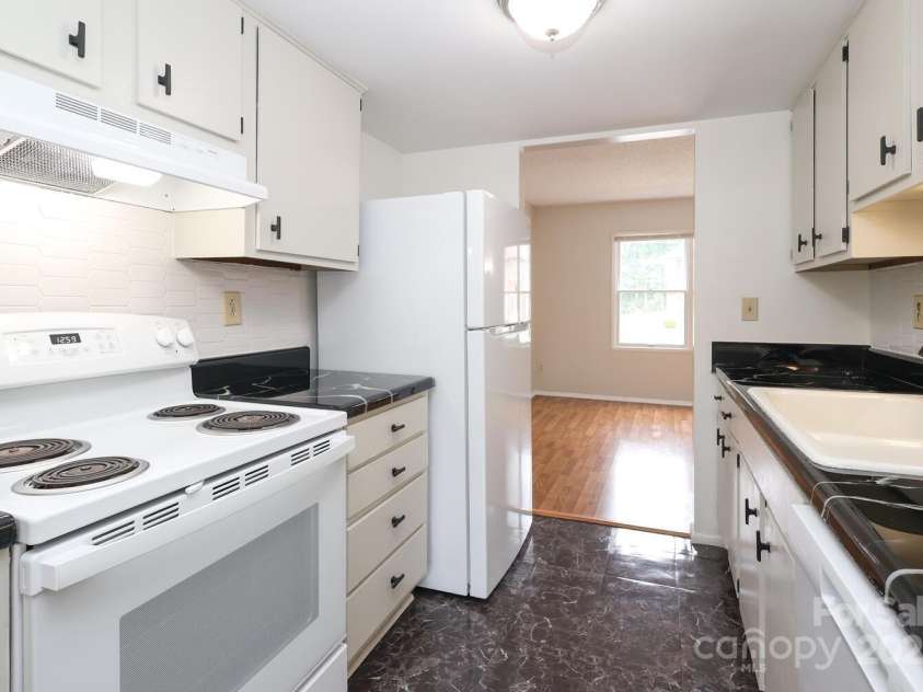 9403 Lexington Circle, Charlotte, NC 28213.  MLS# CAR4280775, YatesRealty ID 25945. 