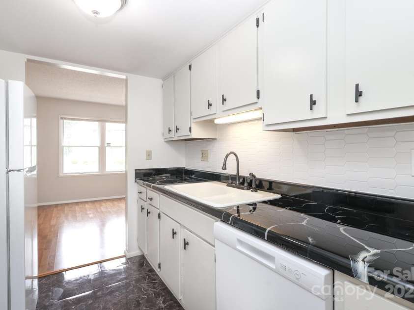 9403 Lexington Circle, Charlotte, NC 28213.  MLS# CAR4280775, YatesRealty ID 25945. 