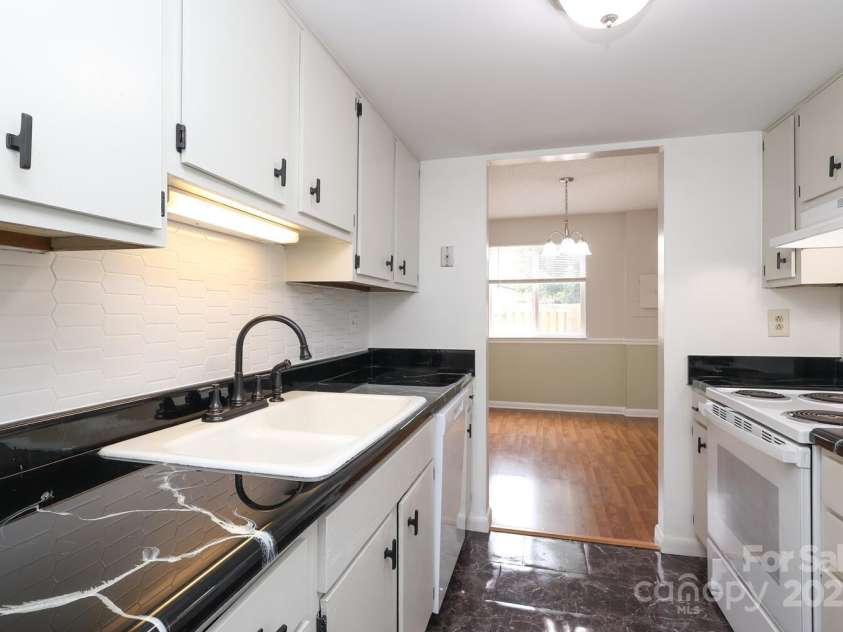 9403 Lexington Circle, Charlotte, NC 28213.  MLS# CAR4280775, YatesRealty ID 25945. 