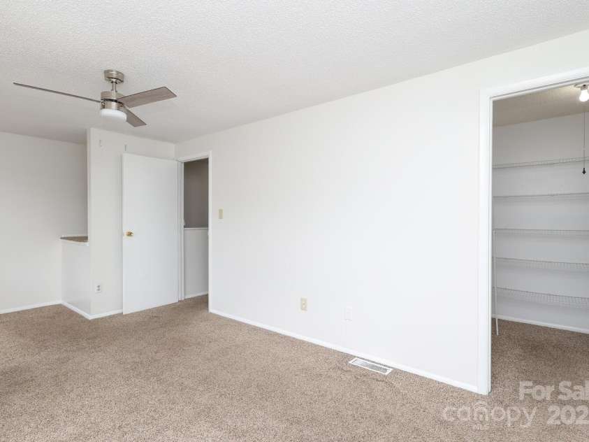 9403 Lexington Circle, Charlotte, NC 28213.  MLS# CAR4280775, YatesRealty ID 25945. 