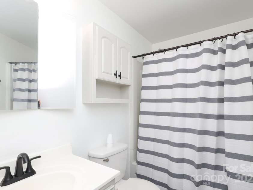 9403 Lexington Circle, Charlotte, NC 28213.  MLS# CAR4280775, YatesRealty ID 25945. 