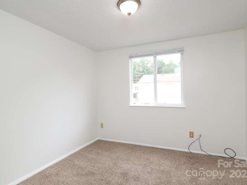 9403 Lexington Circle, Charlotte, NC 28213.  MLS# CAR4280775, YatesRealty ID 25945. 