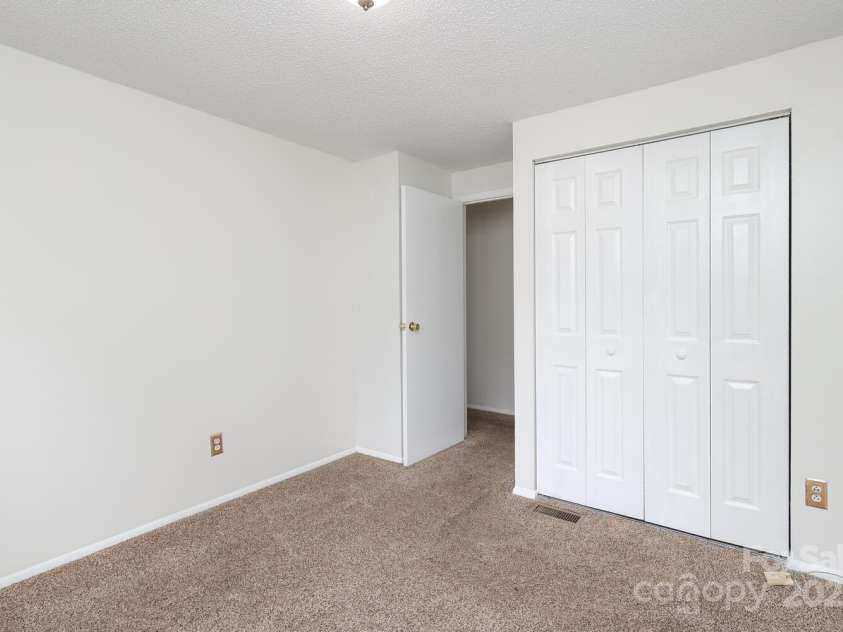 9403 Lexington Circle, Charlotte, NC 28213.  MLS# CAR4280775, YatesRealty ID 25945. 