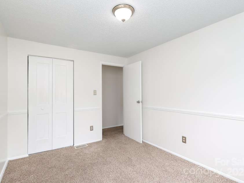 9403 Lexington Circle, Charlotte, NC 28213.  MLS# CAR4280775, YatesRealty ID 25945. 