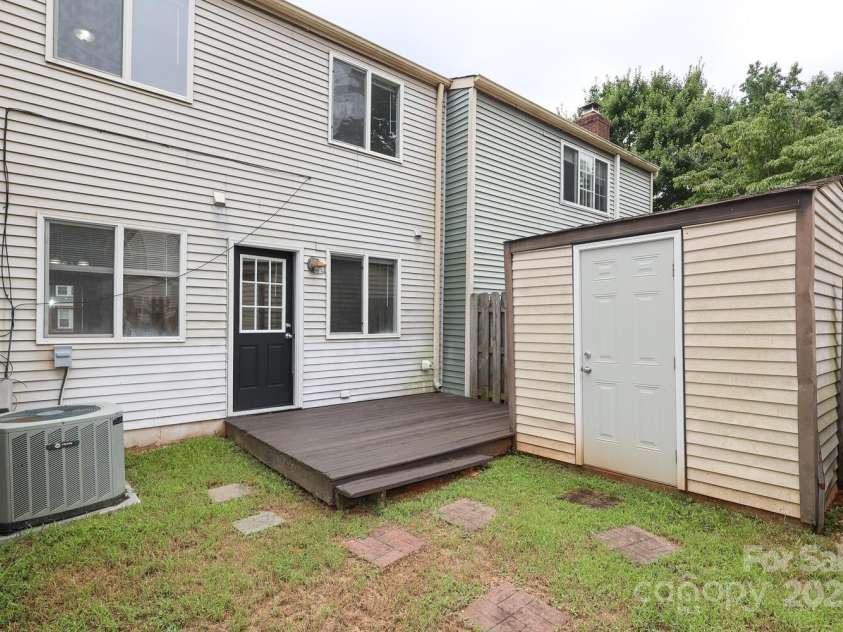 9403 Lexington Circle, Charlotte, NC 28213.  MLS# CAR4280775, YatesRealty ID 25945. 