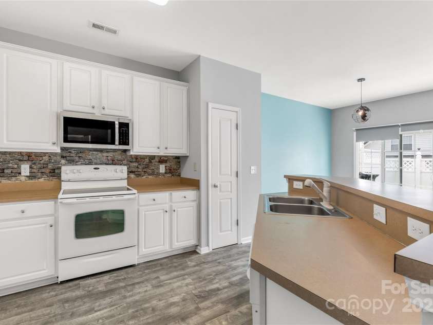 613 Dutch Elm Place, Rock Hill, SC 29732.  MLS# CAR4279960, YatesRealty ID 25948. 