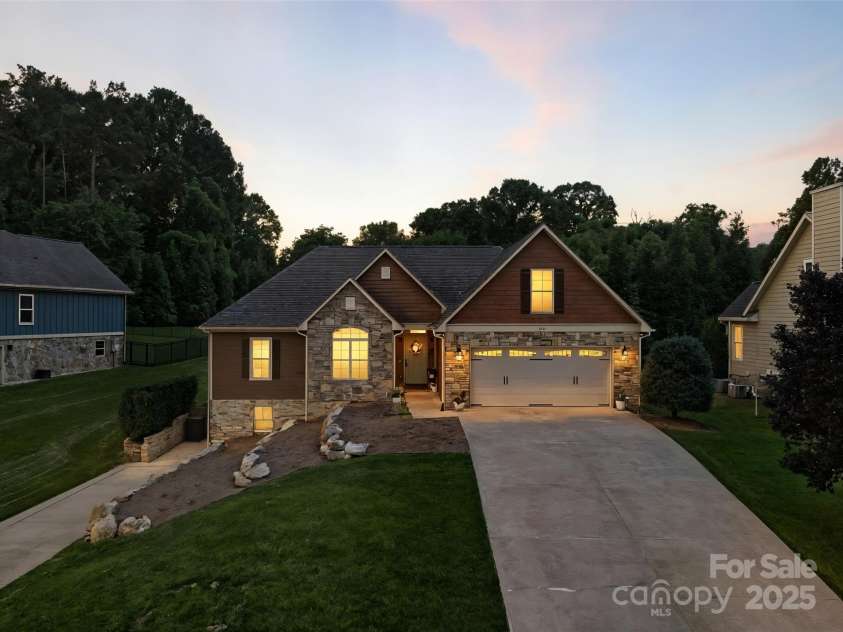 121 Maplewood Court, Hudson, NC 28638.  MLS# CAR4274119, YatesRealty ID 25949. Basketball Court