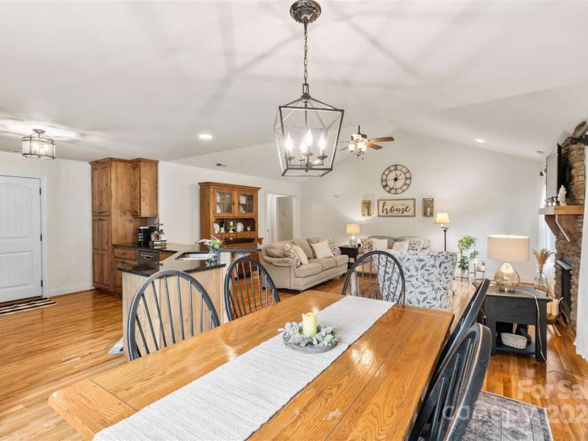 121 Maplewood Court, Hudson, NC 28638.  MLS# CAR4274119, YatesRealty ID 25949. Dinning Room Area