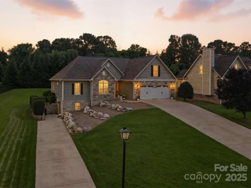 121 Maplewood Court, Hudson, NC 28638.  MLS# CAR4274119, YatesRealty ID 25949. Front Facade