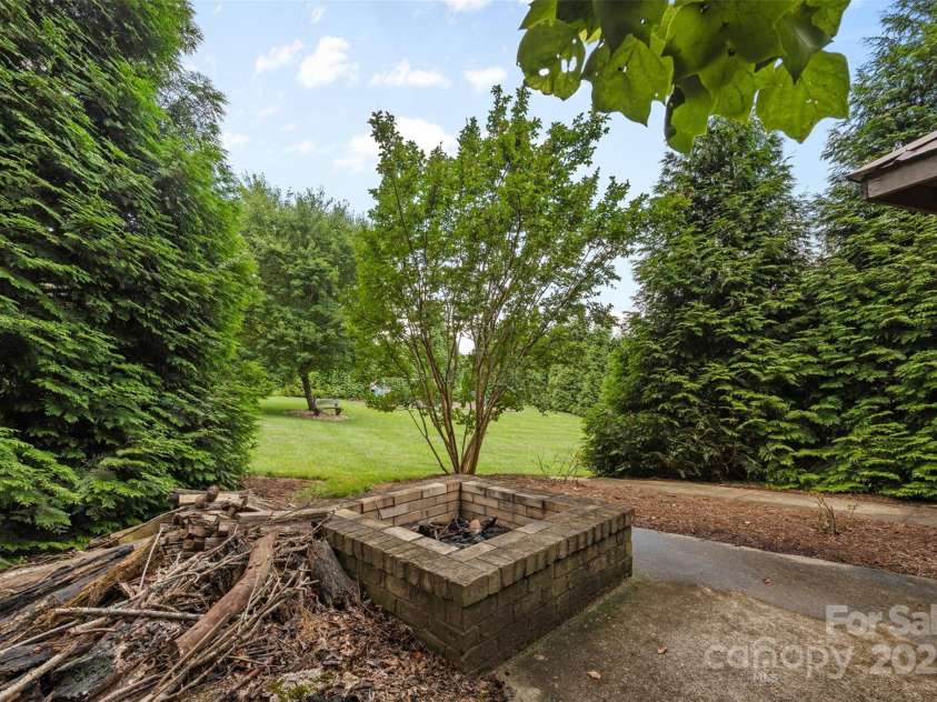 121 Maplewood Court, Hudson, NC 28638.  MLS# CAR4274119, YatesRealty ID 25949. Garage/Storage Space