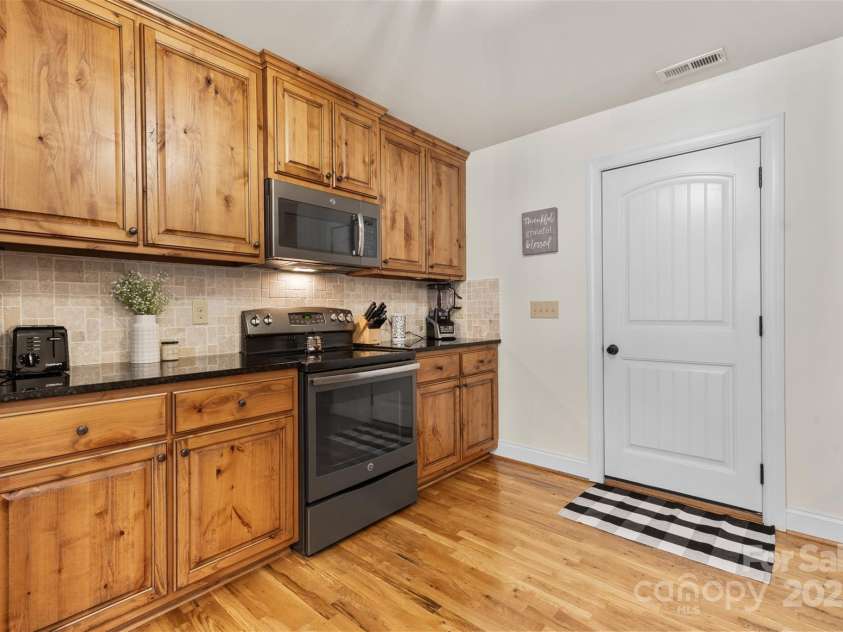 121 Maplewood Court, Hudson, NC 28638.  MLS# CAR4274119, YatesRealty ID 25949. Kitchen/Garage Door