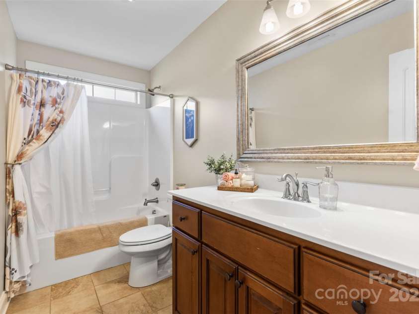 121 Maplewood Court, Hudson, NC 28638.  MLS# CAR4274119, YatesRealty ID 25949. Main Full Bathroom