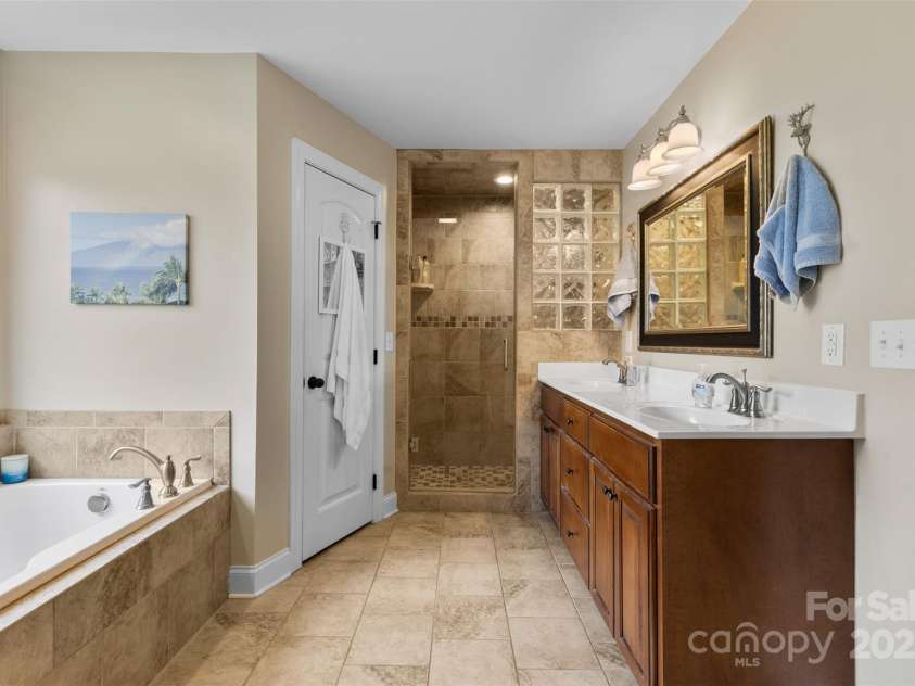 121 Maplewood Court, Hudson, NC 28638.  MLS# CAR4274119, YatesRealty ID 25949. Primary Bathroom/Walk-in shower and tub