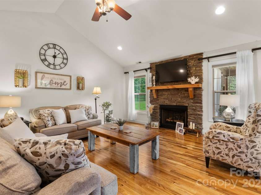 121 Maplewood Court, Hudson, NC 28638.  MLS# CAR4274119, YatesRealty ID 25949. Vaulted Ceilings