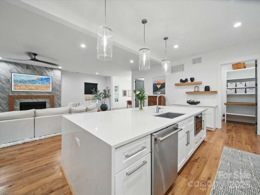 708 Cross Trail Drive, Charlotte, NC 28204.  MLS# CAR4267240, YatesRealty ID 25950. 