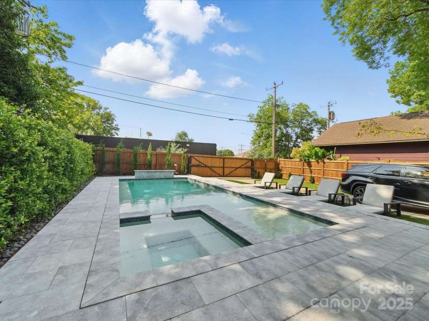 708 Cross Trail Drive, Charlotte, NC 28204.  MLS# CAR4267240, YatesRealty ID 25950. 