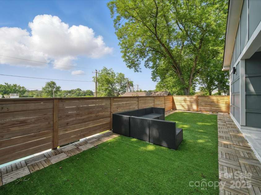 708 Cross Trail Drive, Charlotte, NC 28204.  MLS# CAR4267240, YatesRealty ID 25950. 