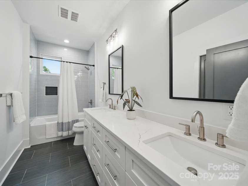 708 Cross Trail Drive, Charlotte, NC 28204.  MLS# CAR4267240, YatesRealty ID 25950. 