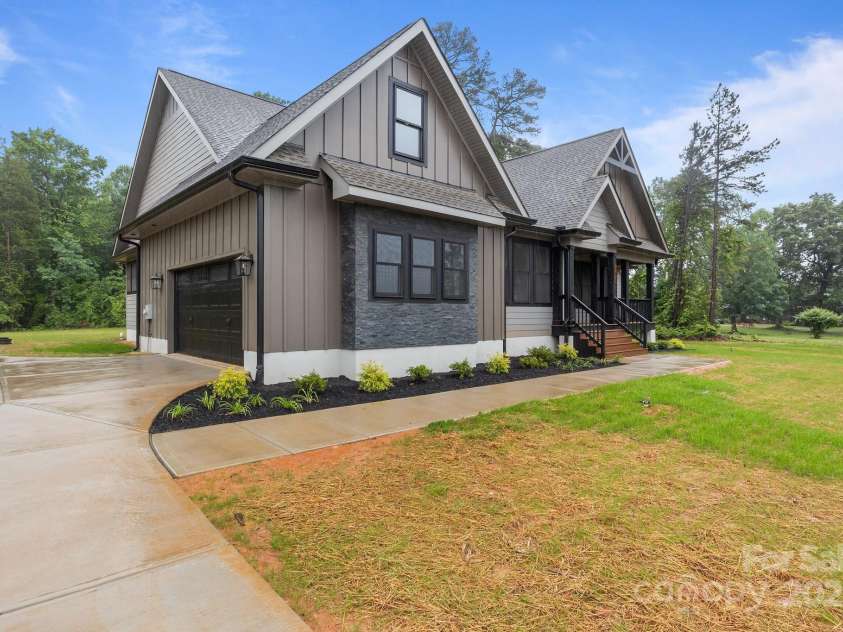 153 Mills Garden Road, Statesville, NC 28625.  MLS# CAR4258947, YatesRealty ID 25952. 