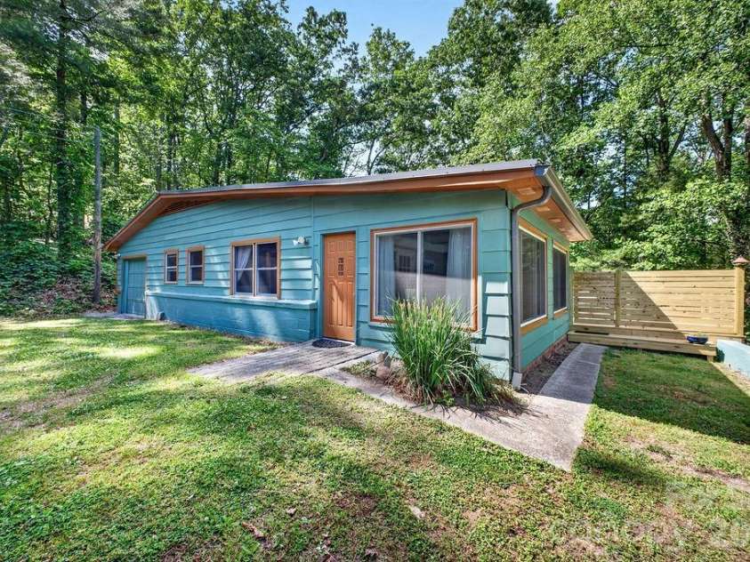 147 Longview Drive, Hendersonville, NC 28791.  MLS# CAR4385458, YatesRealty ID 25954. 