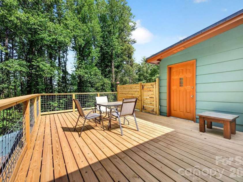 147 Longview Drive, Hendersonville, NC 28791.  MLS# CAR4385458, YatesRealty ID 25954. 