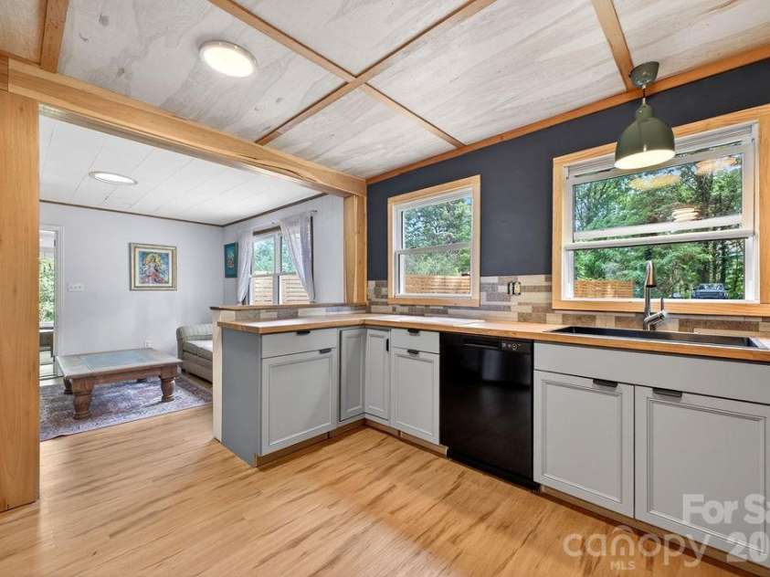 147 Longview Drive, Hendersonville, NC 28791.  MLS# CAR4385458, YatesRealty ID 25954. 