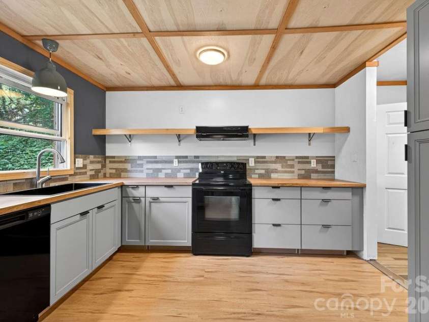 147 Longview Drive, Hendersonville, NC 28791.  MLS# CAR4385458, YatesRealty ID 25954. 