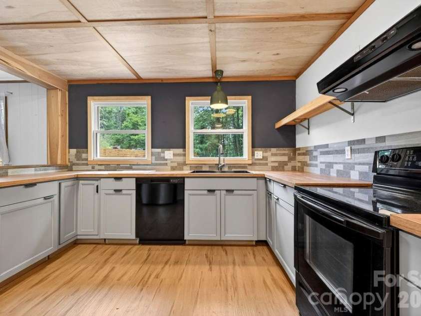 147 Longview Drive, Hendersonville, NC 28791.  MLS# CAR4385458, YatesRealty ID 25954. 