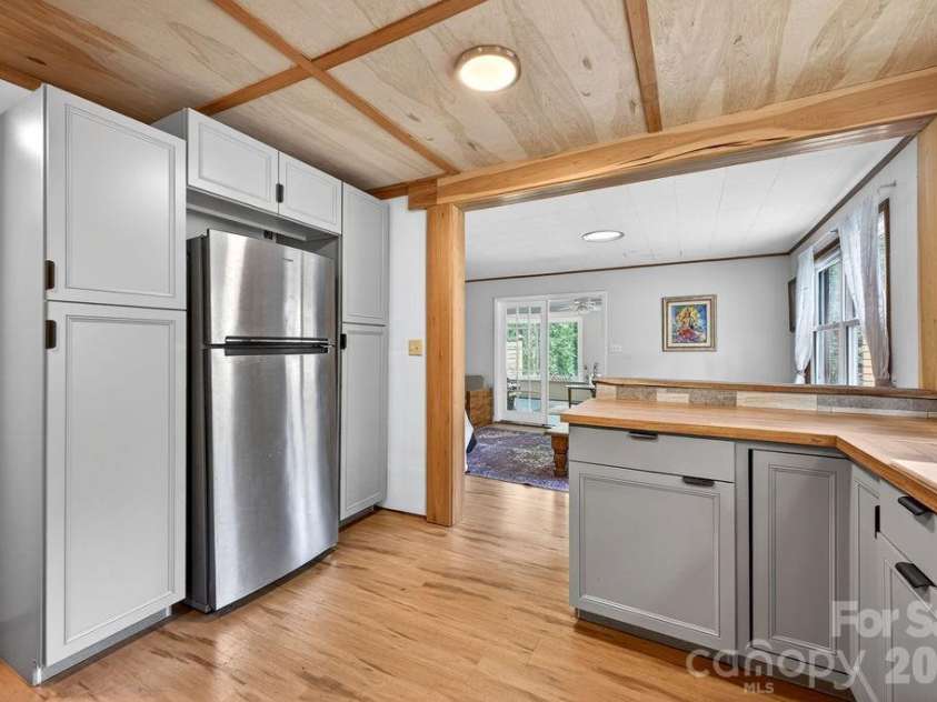 147 Longview Drive, Hendersonville, NC 28791.  MLS# CAR4385458, YatesRealty ID 25954. 
