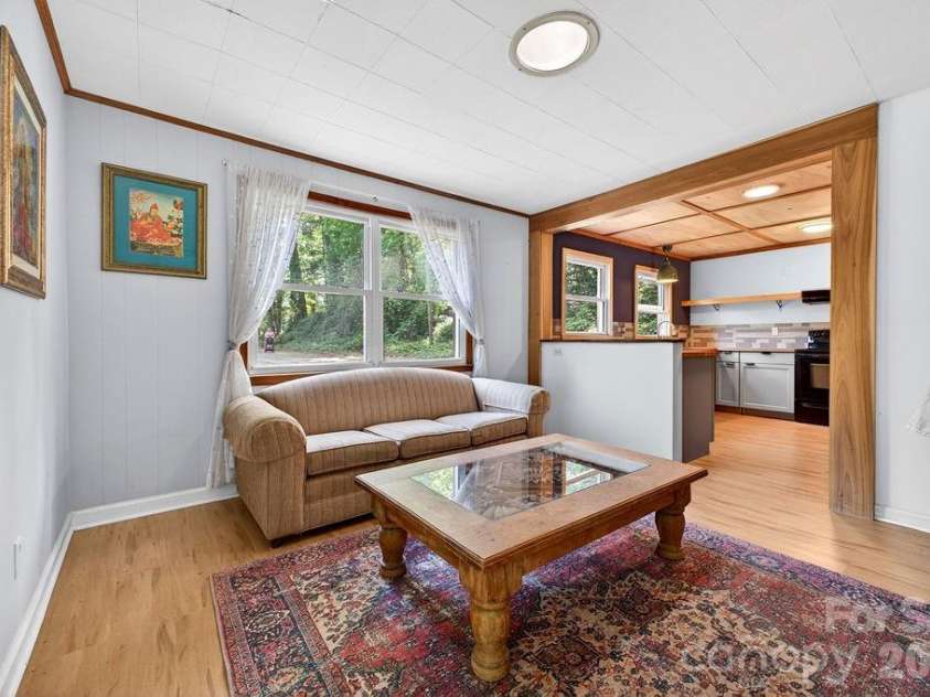 147 Longview Drive, Hendersonville, NC 28791.  MLS# CAR4385458, YatesRealty ID 25954. 