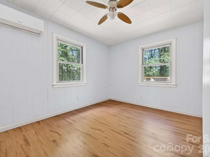 147 Longview Drive, Hendersonville, NC 28791.  MLS# CAR4385458, YatesRealty ID 25954. 