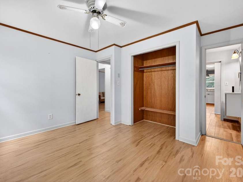 147 Longview Drive, Hendersonville, NC 28791.  MLS# CAR4385458, YatesRealty ID 25954. 