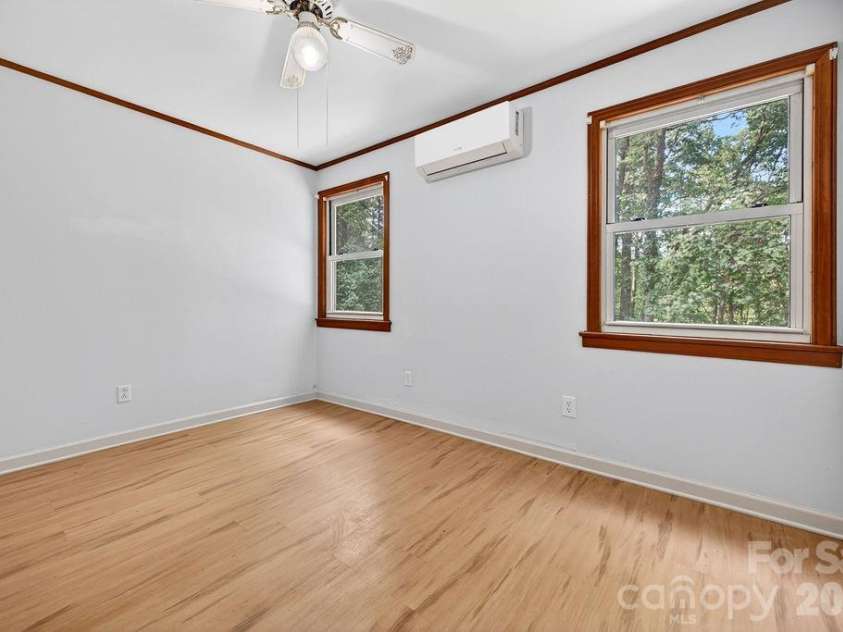 147 Longview Drive, Hendersonville, NC 28791.  MLS# CAR4385458, YatesRealty ID 25954. 