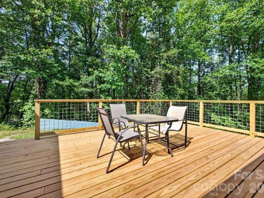 147 Longview Drive, Hendersonville, NC 28791.  MLS# CAR4385458, YatesRealty ID 25954. 