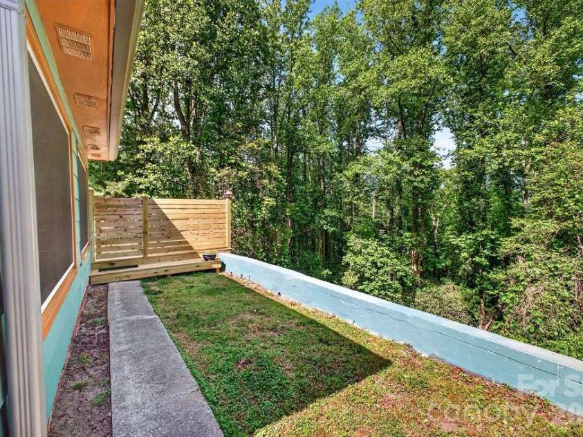 147 Longview Drive, Hendersonville, NC 28791.  MLS# CAR4385458, YatesRealty ID 25954. 