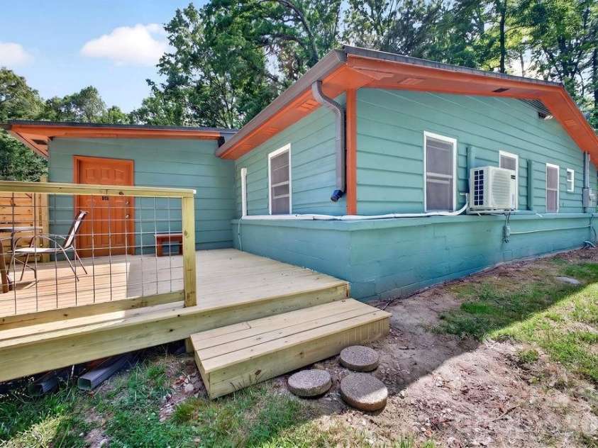 147 Longview Drive, Hendersonville, NC 28791.  MLS# CAR4385458, YatesRealty ID 25954. 